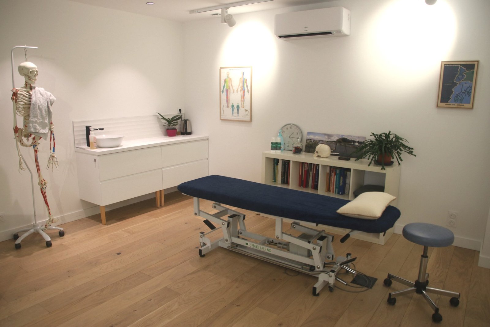 Salle de consultation du cabinet d'ostéopathie de Ligné, lumineuse et chaleureuse